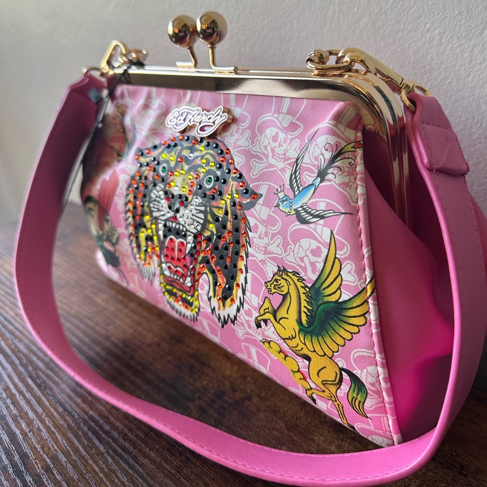 Ed Hardy Pink & Gold Graphic Clutch Handbag w/ Rhinestone Tiger & Kiss Lock NWT - Picture 3 of 9